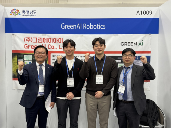 김석필 천안시 부시장 등으로 구성된 천안시 대표단이 애틀란타에서 열린 ‘2025 세계한인비즈니스대회’를 찾아 천안시 참가 기업을 격려하고 있다.