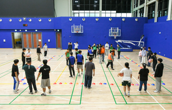 특수체육교육과 학생들이 개발한 ‘발피구’를 주간보호센터 장애인들과 체험하고 있다.