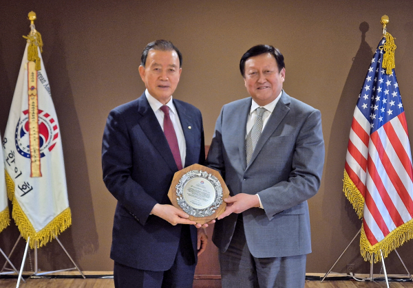 뉴욕한인회 감사패 전달식 기념사진   * aT 홍문표 사장(좌측), 뉴욕한인회 김광석 회장(우측)