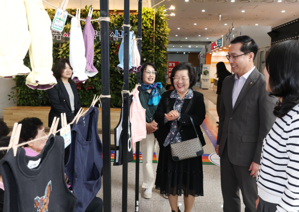 박희조 동구청장이 구청 로비에 전시된 리폼 작품과 시니어 시화전을 감상하고 있다.