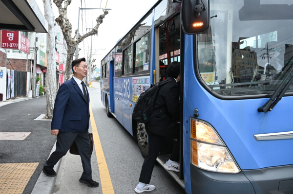 21일, 김제선 중구청장 버스 출퇴근 모습