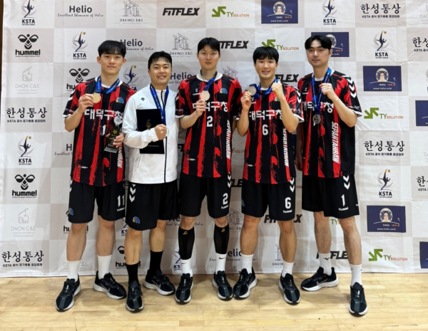 대덕구 세팍타크로팀 선수들이 제36회 회장기 세팍타크로대회에서 준우승을 거둔 후 기념사진