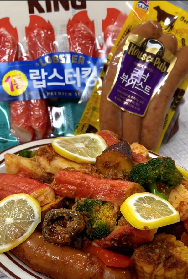 랍스터와 독일식 소시지를 활용한 캠핑 스타일의 해산물 요리 ‘씨푸드 보일’