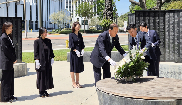 aT 홍문표 사장, 오렌지 카운티 한국전 참전용사 기념비 헌화   * aT 홍문표 사장(좌측 4번째)