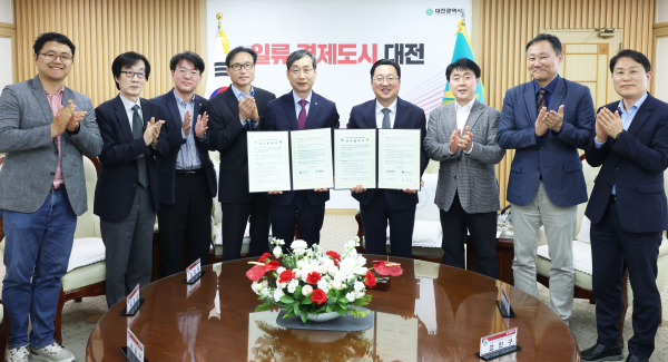 (왼쪽부터) 한밭대 최창범 지능형나노반도체연구소 부소장, 유광기 반도체특성화사업단장, 오민욱 기획처장, 임준묵 산학연구부총장, 오용준 총장, 이장우 대전시장, 손철웅 미래전략산업실장, 강민구 반도체바이오산업과장, 이길주 대학정책과장