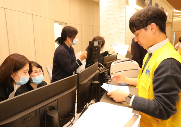 순천향대천안병원 새병원 외래 수납창구 모의훈련 모습.