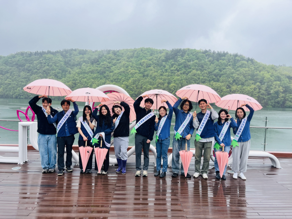 방동윤슬거리에서 펼쳐진 환경정화 캠페인 진행 단체사진
