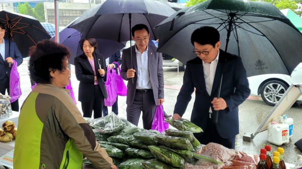 2025년 도농상생 화요직거래장터 개장 농산물 구매 모습