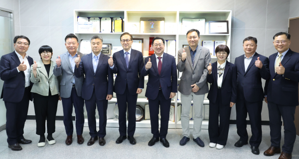 사진 왼쪽부터 알테오젠 이병규 전무이선경 버스정책과장 김우연 대전테크노파크원장알테오젠 김항연 부사장알테오젠 박순재 대표이사·회장이장우 대전광역시장강민구 반도체바이오산업과장김미라 과학협력과장박남철 산업입지과장알테오젠 전태연 부사장