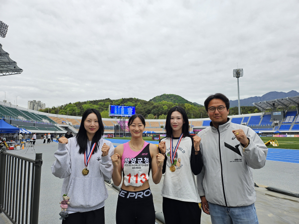 청양군청 육상팀, 구미아시아육상경기선수권대회 최종선발전 '금메달 획득' 기념사진