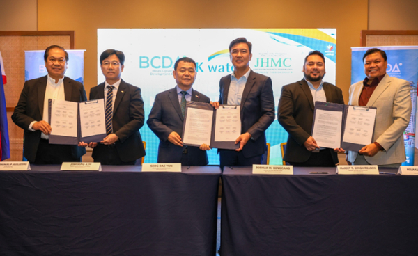 윤석대 한국수자원공사 사장(사진 왼쪽 세 번째)이 4월 22일 필리핀 클락에서 기지전환개발청(BCDA)과 그 산하 자회사인 존헤이관리공사(JHMC)와 업무협약을 체결한 뒤 기념사진