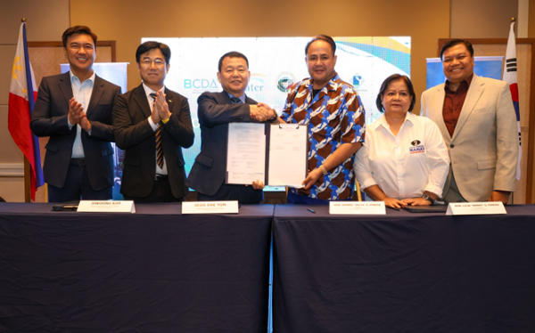 윤석대 한국수자원공사 사장(사진 왼쪽 세 번째)이 4월 22일 필리핀 클락에서 팜팡가주(州) 정부(PGP)와 업무협약을 체결한 뒤 기념사진을 촬영하고 있다.