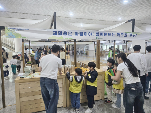 어린이 대상 체험형 환경교육 부스 운영 모습