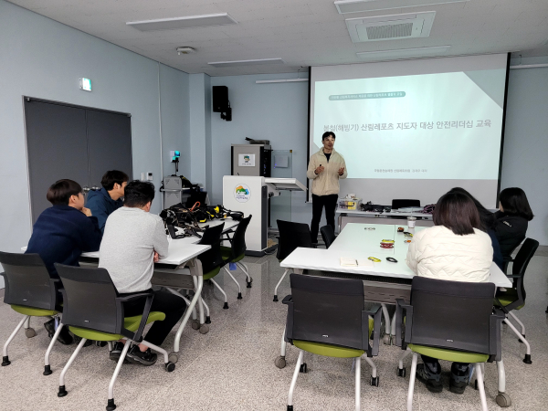 23일,  국립춘천숲체원 해봄실에서 산림레포츠팀 강재우 대리가 산림레포츠지도자를 대상으로 안전리더십 교육 실시