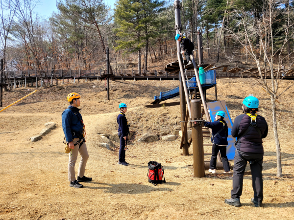 23일, 춘천숲체원 모험숲에서 김경포(맨 좌측) 산림레포츠팀장이 프로그램 운영 지도자들과 산림레포츠 시설 및 기자재 현장 점검을 실시하고 있다.