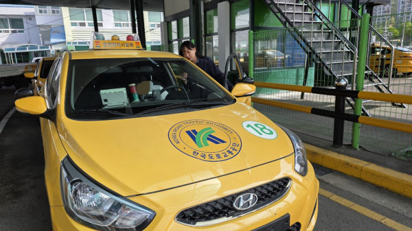 자동차 기능 교육 중인 센터 직원