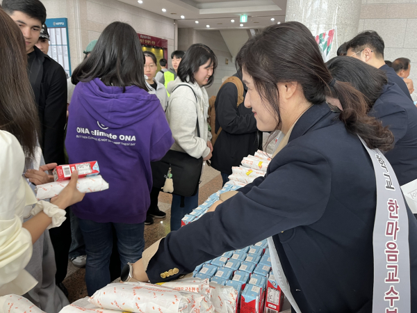 한마음교수회가 시험기간을 맞은 학생들에게 김밥과 음료를 나누어주고 있다