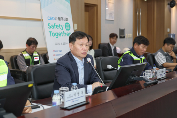 지난 23일 충남 태안발전본부에서 ‘시이오(CEO)와 함께하는 안전동행’ 행사 개최. 사진은 이정복 서부발전 사장이 인사말을 전하는 모습