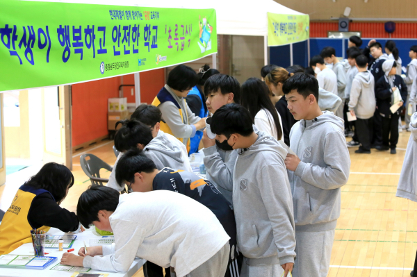 지난 11일 송산중학교에서 찾아가는 교육기부 공감활동의 첫 일정 진행 모습