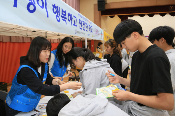 지난 11일 송산중학교에서 찾아가는 교육기부 공감활동의 첫 일정 진행 모습