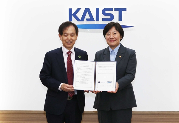 왼쪽부터 이광형 KAIST 총장과 송미령 농림축산식품부 장관.