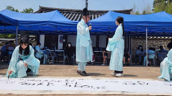 청양에서 담아보는 우리의 숨결 프로그램에서 선비의 서도 체험 중인 학생들