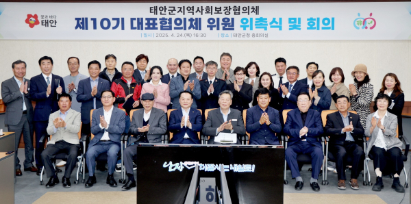 지난 24일, 군청 중회의실에서 진행된 회의 모습(1번 사진 앞줄 왼쪽 네 번째부터 이종만 민간위원장, 가세로 군수, 고봉화 부위원장).