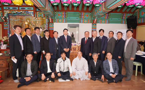 지난 24일 부석사 설법전에 봉안된 금동관세음보살좌상을 친견했다.