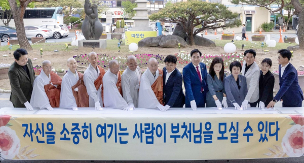 대덕구불교사암연합회 스님, 대덕구의회 의원들이 부처님 오신 날을 맞아 24일 구청 현관에서 등탑의 불을 밝히고 있다.