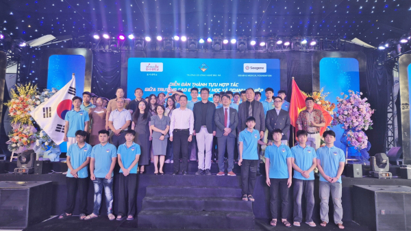 기관별 주요 관계자 및  박하기술대 학생들이 기념사진을 찍고 있다