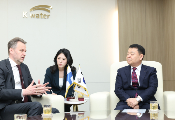 25일 경기도 과천 한강유역본부를 찾은 핀란드 안티 벤스카(Antti Vänskä) 우크라이나 재건 특사(사진 왼쪽)와 우크라이나 전후 재건사업에 대한 협력 방안을 논의하고 있다.