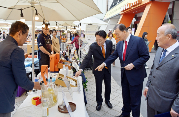 전통식품 상생협력 소비자 체험 행사 현장을 둘러보는 aT 홍문표 사장