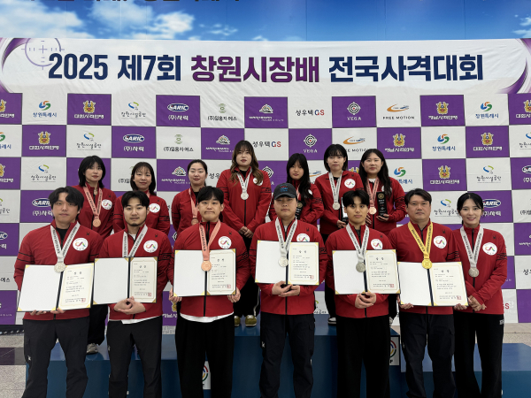 서산시청 사격팀이 창원국제사격장에서 21일부터 27일까지 진행된 제7회 창원시장배 국제사격대회에서 메달 획득을 기념했다.
