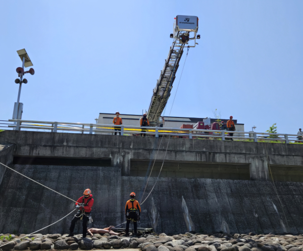 세종시 가람동 저류지 인근에서 땅 꺼짐 사고 현장 대응훈련 진행 모습