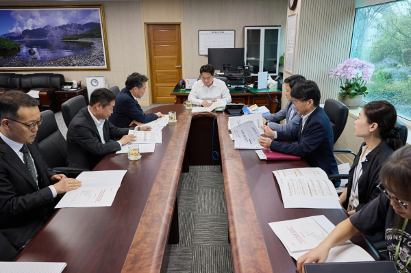 오세현 아산시장이 조소행 충남신용보증재단 이사장과 지난 4월22일 아산시청에서 업무회의를 하고 있다.