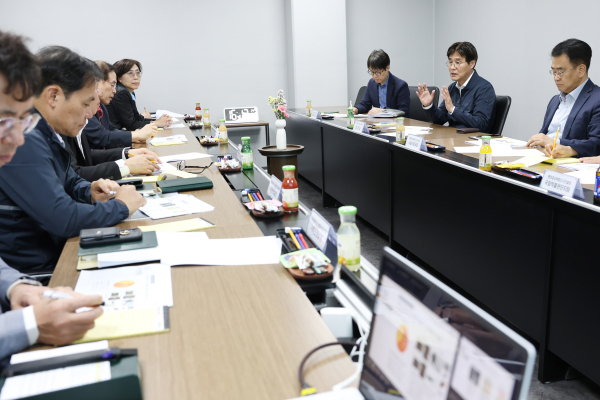 김형렬 행복청장(오른쪽 테이블 가운데)이 국립어린이박물관 어린이날 행사 준비상황을 최종점검하고 있다