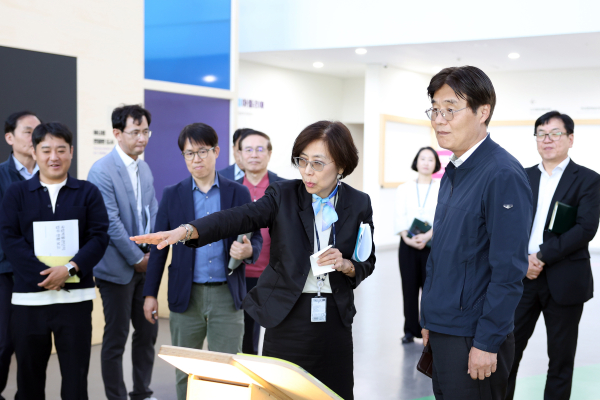 김형렬 행복청장(오른쪽에서 두번째)이 국립어린이박물관 어린이날 행사장을 둘러보며 준비상황을 점검하고 있다