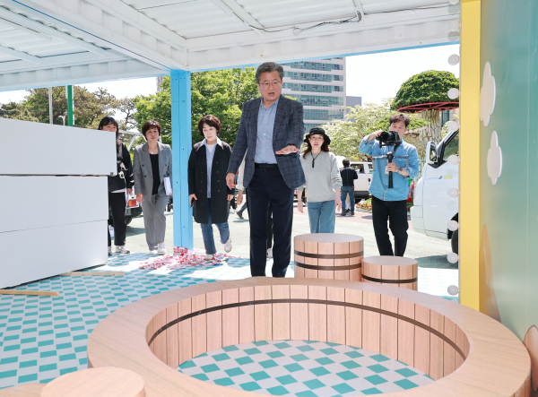 29일 유성온천문화축제 현장 점검에 나선 정용래 유성구청장이 관람객들의 안전 대책 등을 주문하고 있다