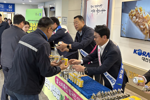 농협 삼각김밥과 식혜를 나눠주며 아침밥 먹기 생활화 동참 요청