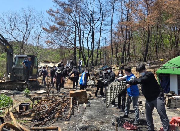 영남본부 직원들이 30일(수) 울산시 울주군 소재 하대마을에서 화재 잔해물 및 쓰레기 수거 작업을 하고 있다