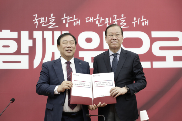 권영세 국민의 힘 비상대책위원장에 건의문 전달 모습