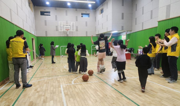 수도권본부 직원들이 30일 생명나무지역아동센터에 방문해 어린이날 기념 체육행사를 지원하고 있다.