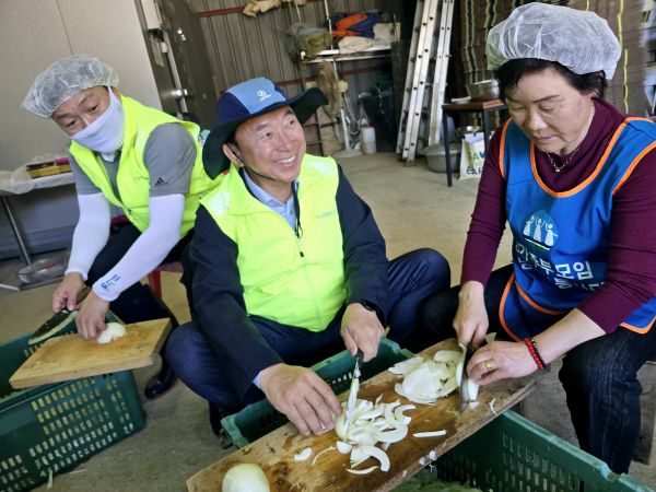 농주모 찬찬찬 밑반찬 나눔 봉사에서 기념촬영을 하고 있다.