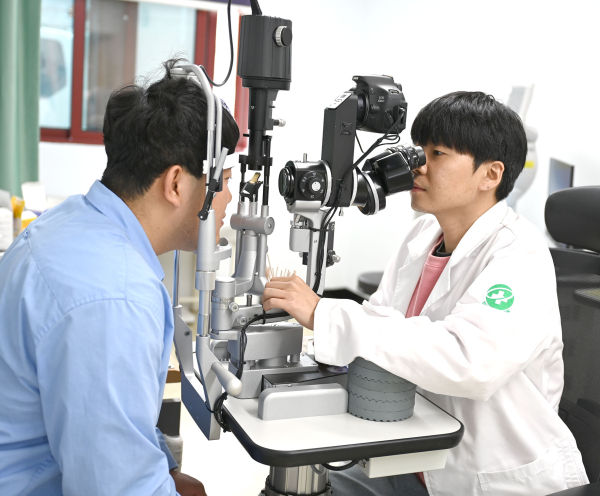 군보건의료원에서 안과검진을 받고있는 모습