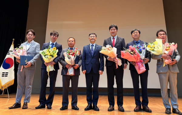 좌측부터 명작건축사사무소 김윤환 대표·N연세감동치과 김현승 원장·(주)대명연마 김명묵 대표·세종특별자치시 김하균 행정부시장 ·유앤이내과 유광호 원장·미래생활(주) 박철 부대표
