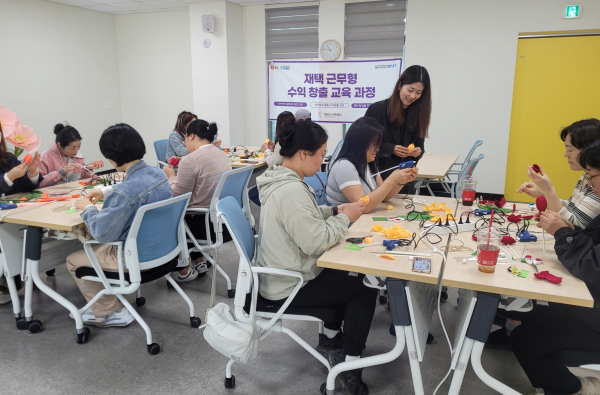 지난 2일 태안군가족센터에서 진행된 자이언트 플라워 교육 모습.