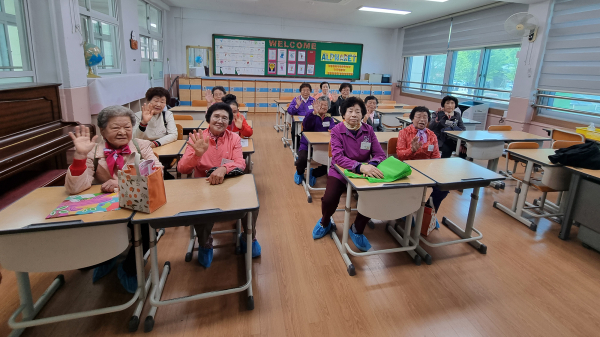 7일, 부성초등학교에서 진행된 ‘할머니 학교가유’ 프로그램 진행 모습