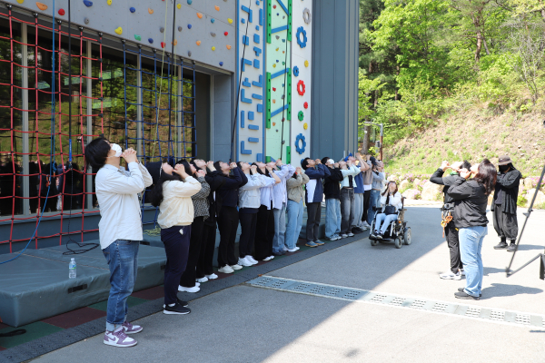 7일 ‘SK행복나눔재단 채용연계형 장애인 육성 프로젝트’ 훈련생들이 국립춘천숲체원 인공 암벽장에서 어댑티브 클라이밍 프로그램을 체험하기 위해 교육을 받고 있다.