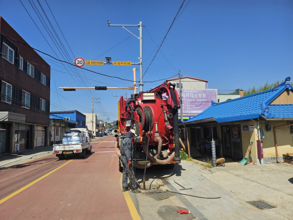 지난 4월 하수관로를 준설하는 모습 (음암면)