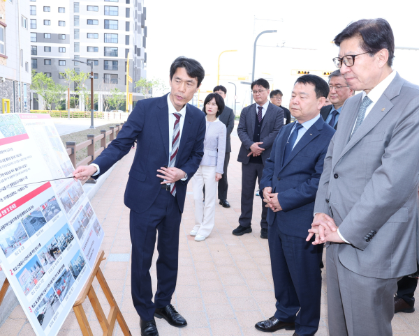 8일 부산광역시 강서구 강동동 인근에서 통학로 점검이 이뤄지고 있다. (사진 앞줄 오른쪽 두 번째 윤석대 한국수자원공사 사장, 오른쪽 첫 번째 박형준 부산광역시장)